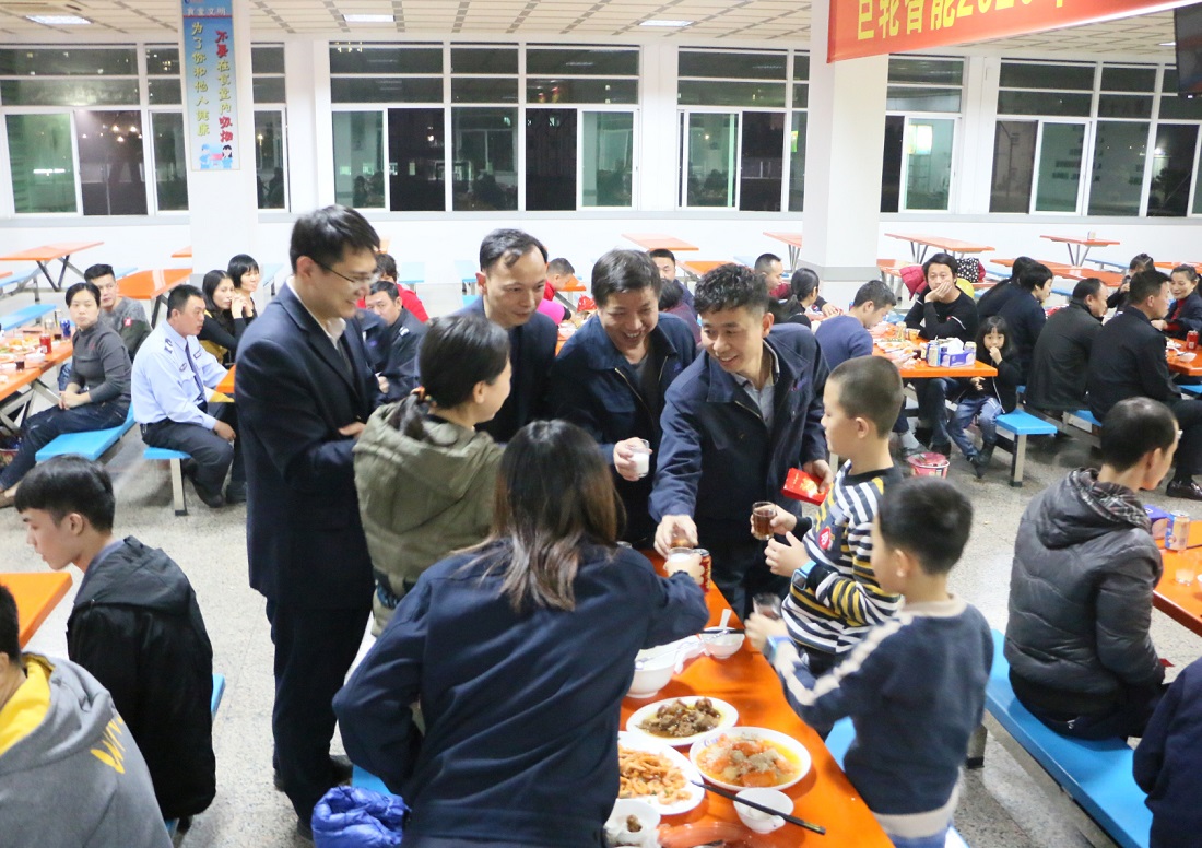 迎春團(tuán)拜會 情滿巨輪人